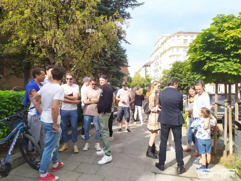 Актьори на протест пред Столична община, искат бюджетът да се приеме