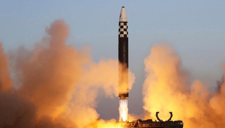 Северна Корея изстреля две ракети