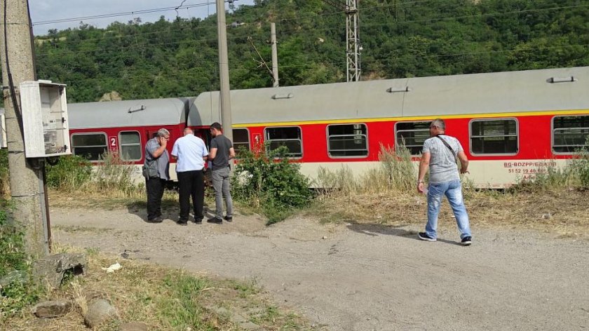 Пътници от влака София - Благоевград бяха принудени да чакат