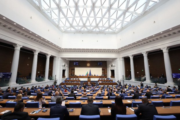 Парламентът решава да прекрати ли предсрочно дерогацията за внос на руски петрол