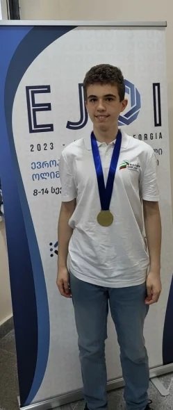 Гордост! Осмокласник е първият шампион от България на Европейската олимпиада по информатика