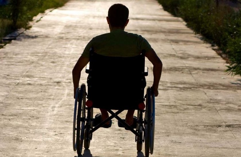 Кола блъсна мъж в инвалидна колична в Асеновград, той е с опасност за живота