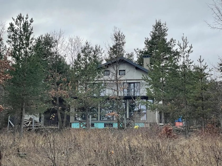 Всеки момент в язовир Искър може да падне опасна сграда,