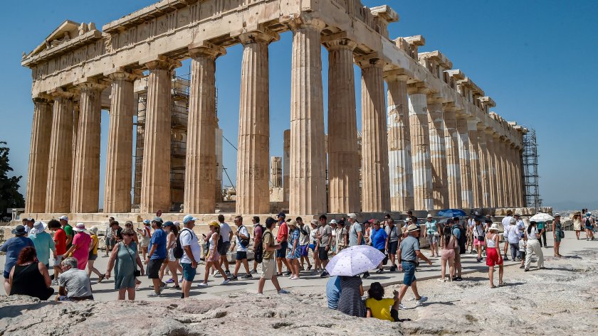 Турист от Румъния открадна мрамор от Акропола в Атина