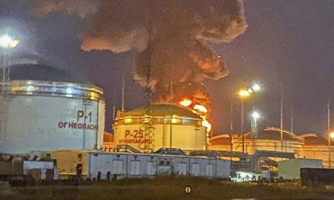 Резервоар с дизелово гориво избухна до летището в Сочи 