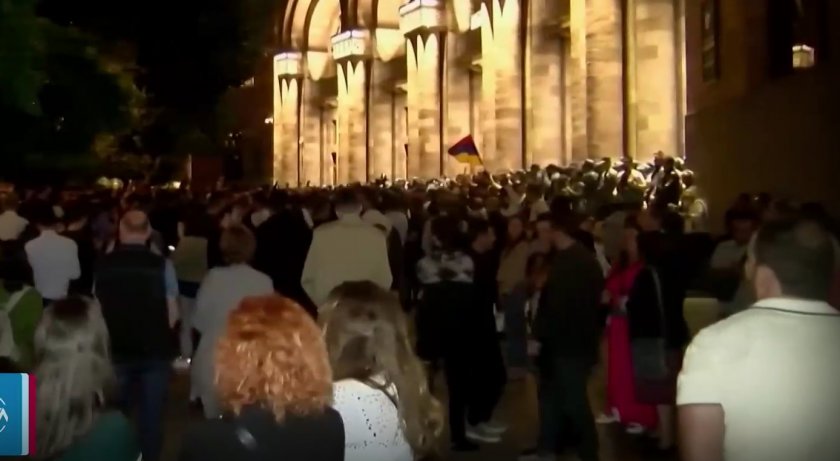 Хиляди се събраха пред кабинета на министър-председателя на Армения Никол