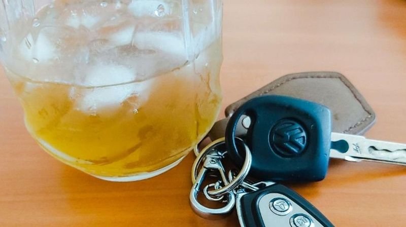 Пиян 19-годишен шофьор без книжка се заби канавка в Ямболско, съобщиха