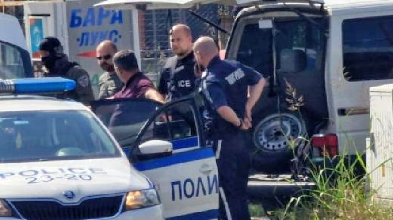 Повдигнаха обвинение на мъжа, който се барикадира в Стара Загора, след като простреля двама души