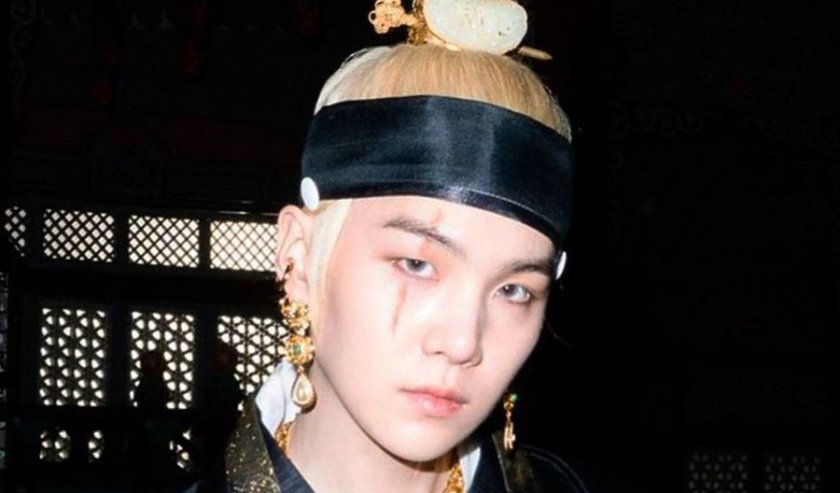 Певецът Шуга от корейската поп група Би Ти Ес“ ще