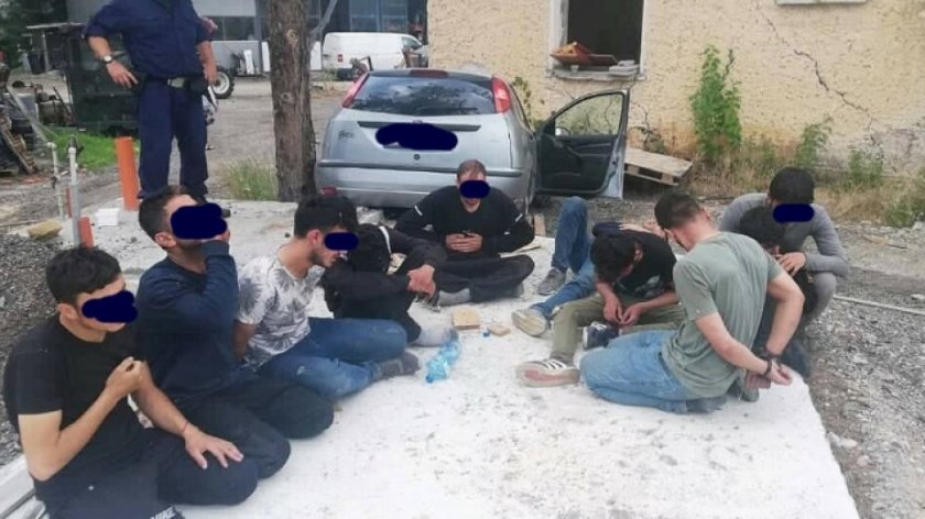 12 мигранти, натъпкани в кола, заловени в харманлийското село Българин