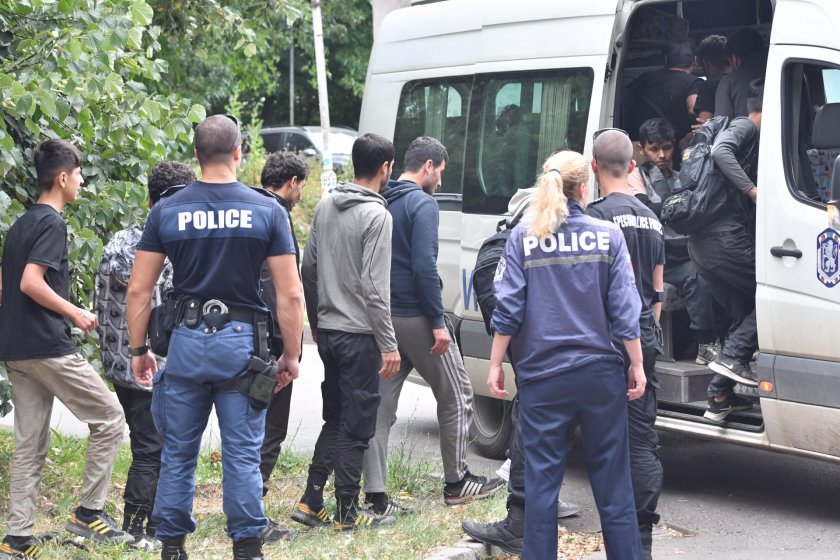 Обвиниха 18-годишния каналджия, спипан с 17 афганистанци в София