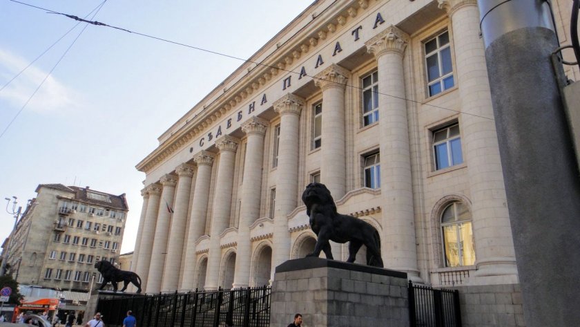 Близки на жестоко убитите в Лозен излязоха на протест пред Съдебната палата в София