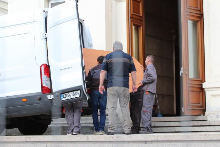 В ход е операция по преместване на част от обзавеждането