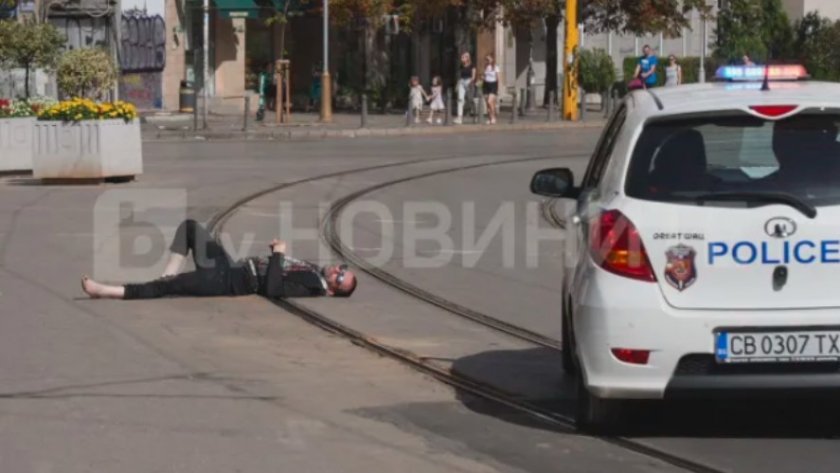 Мъж легна на трамвайните линии в София