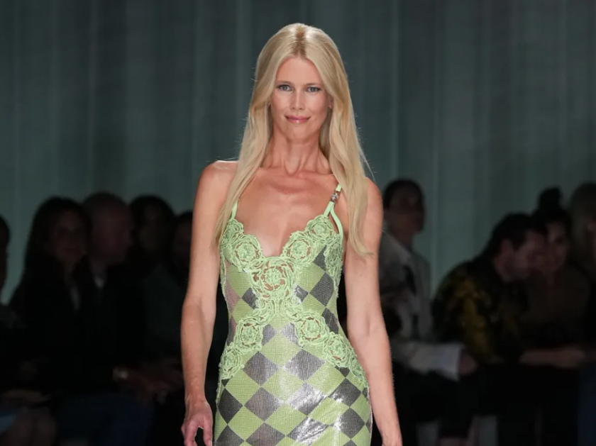 Клаудия Шифър се завръща на модния подиум с Барби визия