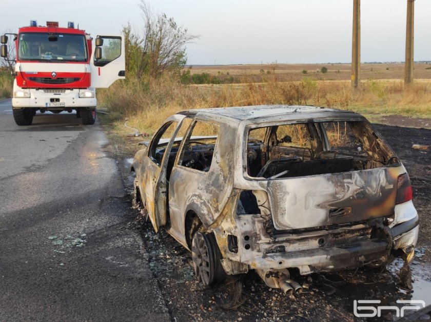 Кола пламна на разклона за Въгларово, шофьорът и пътникът му са невредими 