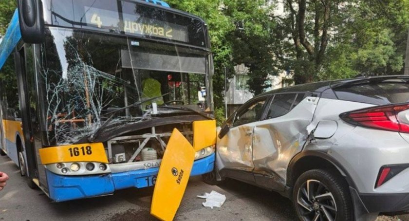 Тежка катастрофа между тролейбус и джип в София (СНИМКИ)
