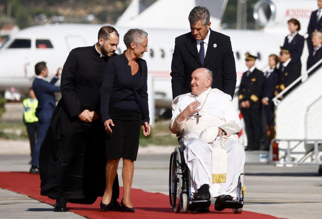 Папа Франциск пристигна днес в Марсилия, предаде Франс прес. Двудневната