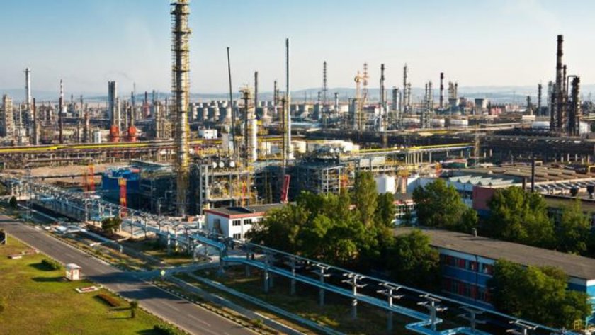 Лукойл Нефтохим Бургас ще работи още една година с руски
