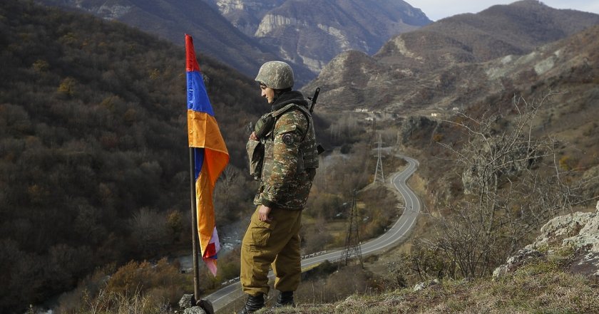 Русия твърди, че сепаратистите в Нагорни Карабах предават оръжията си