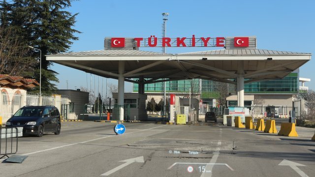 Облекчени правила ли?! Наши туристи не бяха допуснати в Турция с лични карти