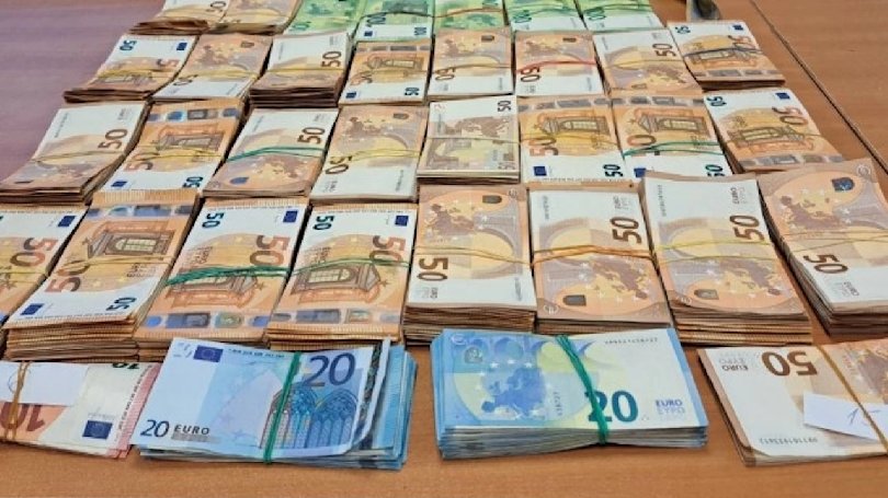 Недекларирани 110 000 евро задържаха митничари