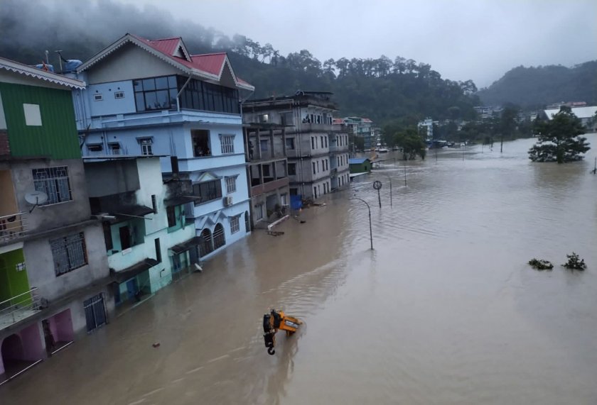 Жертви и над 100 изчезнали след наводнение в Индия
