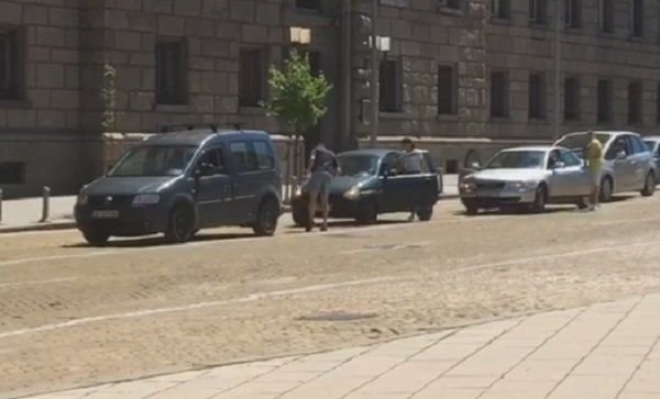Две коли се сблъскаха пред Партийния дом в София.Инцидентът е