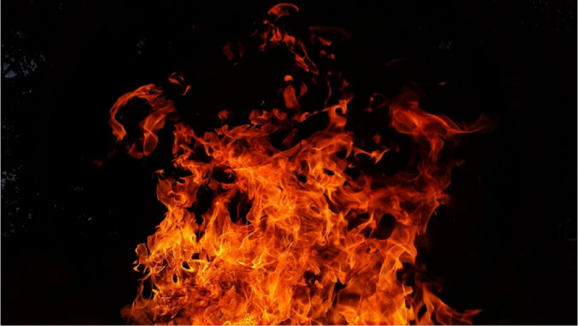 Голям пожар в край бургаския квартал Лозово. Огнените езици се