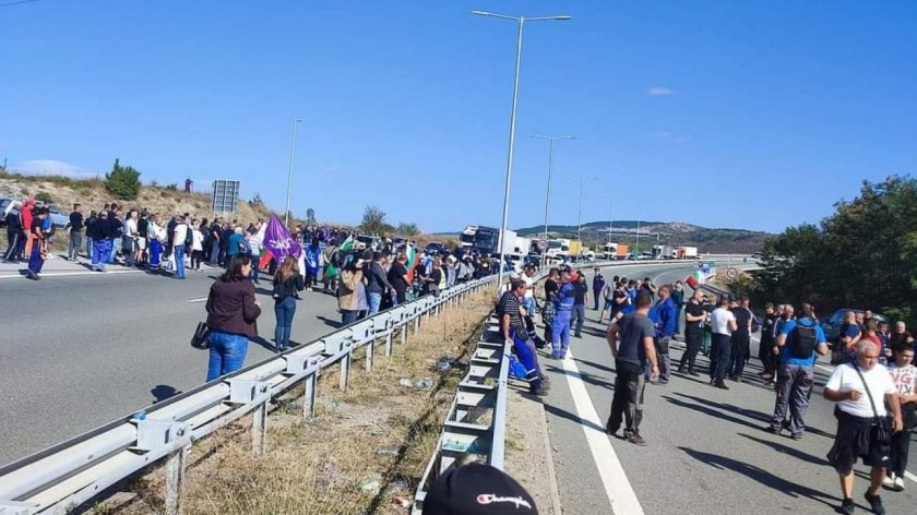 Протестиращи миньори и енергетици блокираха и движението по автомагистрала Струма. По