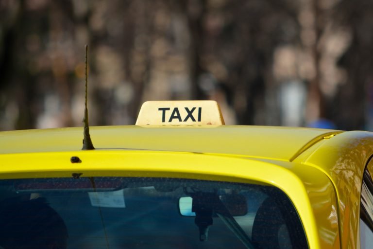 Мъж извика такси в София, а след това извади нож на шофьора и го обра
