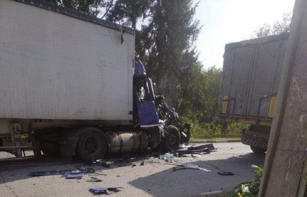 Катастрофа между два товарни автомобила в района на плевенското село Мечка.