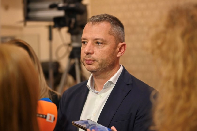Делян Добрев: Правителството ще даде 3,5 милиарда за батерии