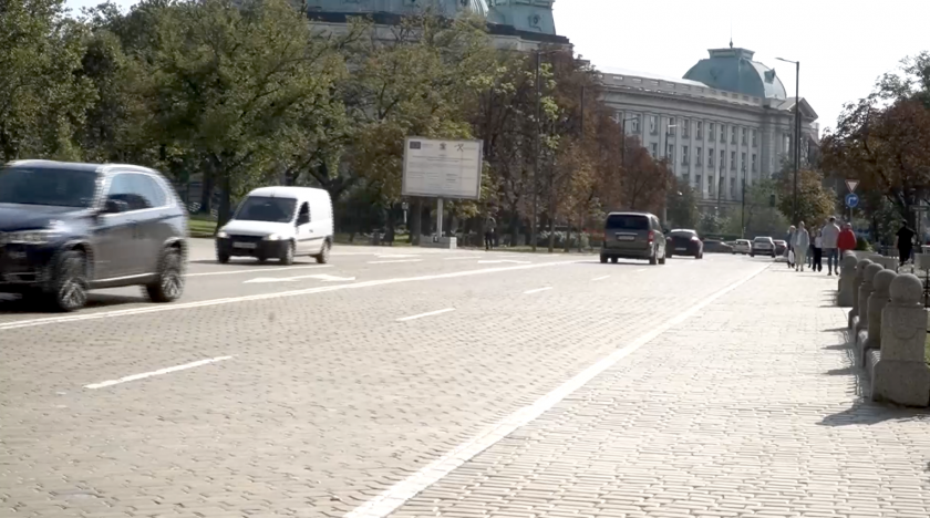 Ремонтът на жълтите павета пред сградата на Народното събрание приключи