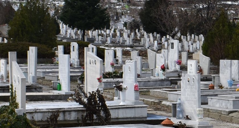 Три години семейство не може да погребе дъщеря си