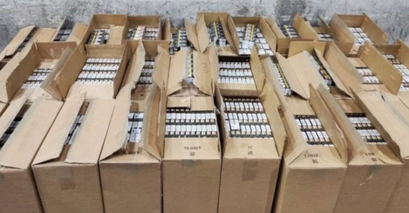 Откриха 15 000 кутии с контрабандни цигари в колети с дрехи