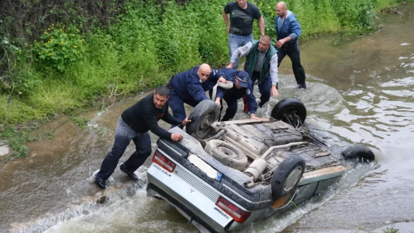 Автомобил падна в река от мост по пътя Самоков -