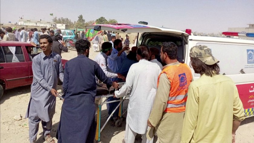 Най-малко 52 загинали след самоубийствен атентат в Пакистан