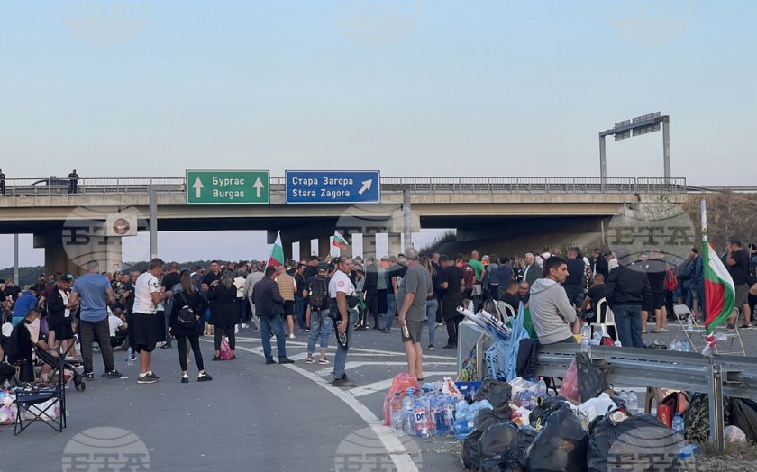 Продължават ограниченията в движението по автомагистрала „Тракия" заради протести 