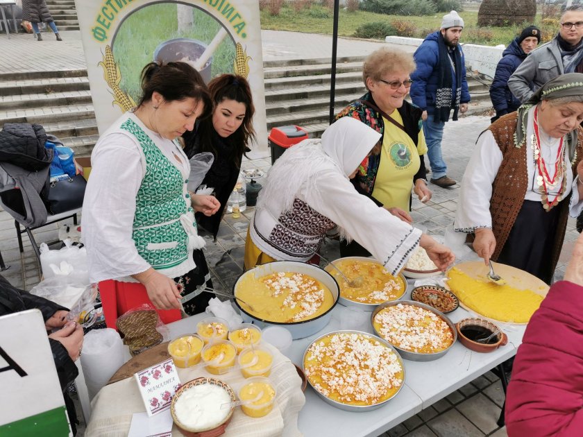 Уникален фестивал на мамалигата се състоя в село Нова Черна
