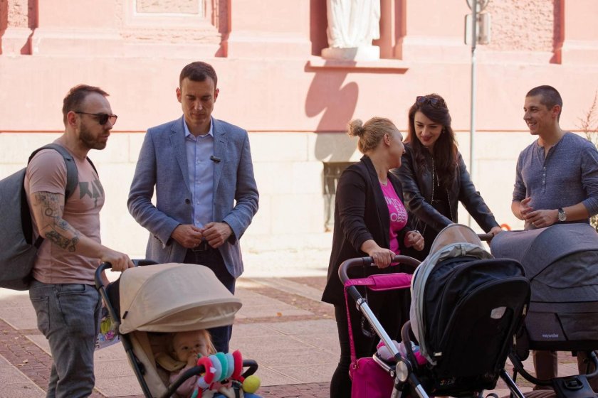 Лена се възмути, троши скъпата количка на бебето по софийските тротоари (СНИМКИ)