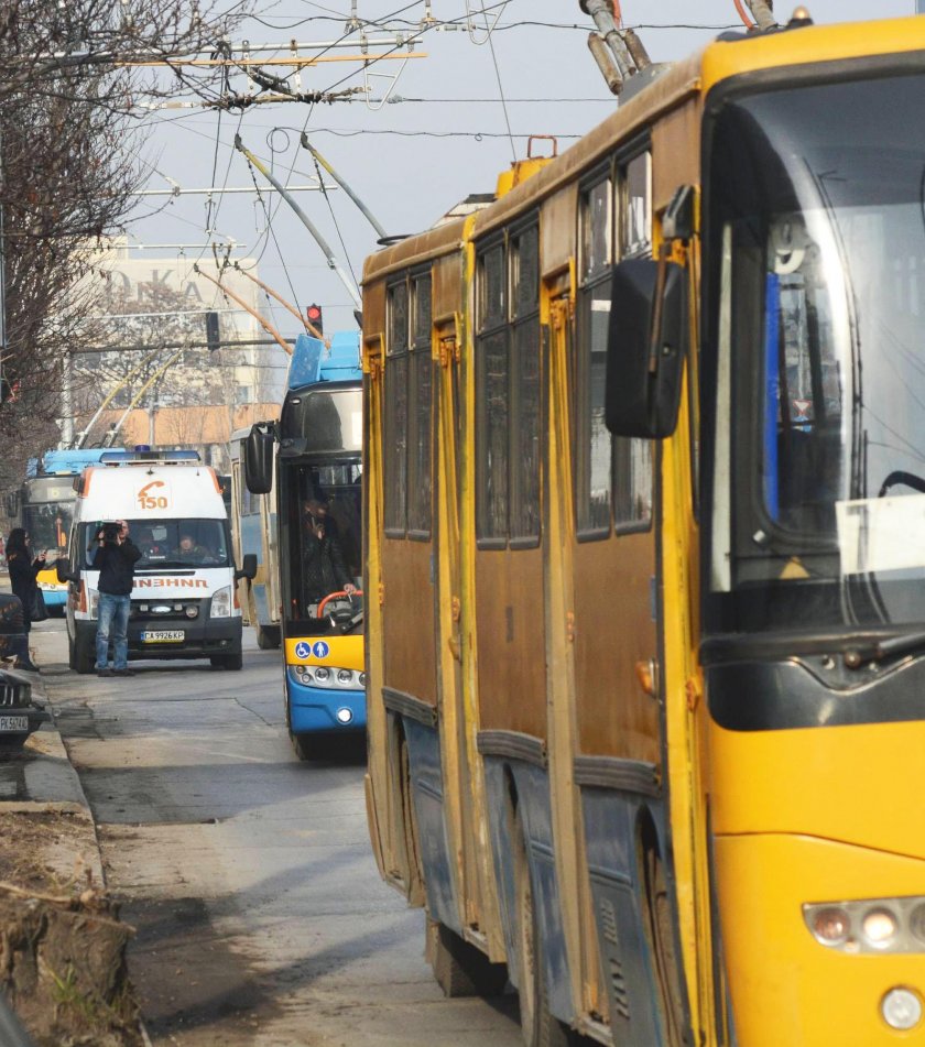 Вандализъм: Хвърлят с камъни по градски автобус на Сточна гара в София