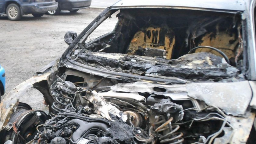 Два автомобила изгоряха при пожар в кърджалийския квартал Възрожденци. Колите