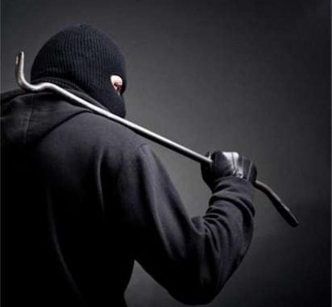 Маскиран преби бизнесдама с железен прът в Благоевград