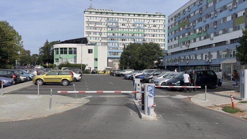 Блъснаха пешеходка на паркинг пред болница в Бургас.47-годишна жена блъсна