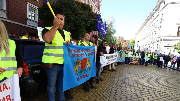 Служители на затворите отново излизат на протест