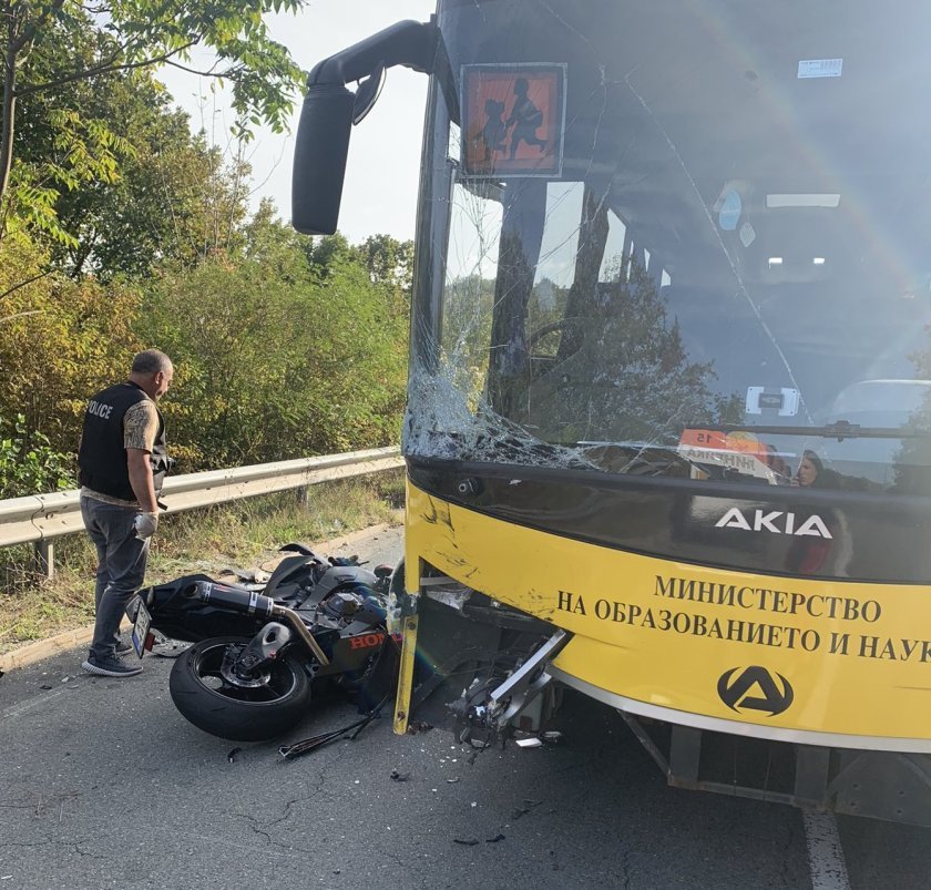 Моторист се заби в автобус с деца край Звездец, не оцеля 