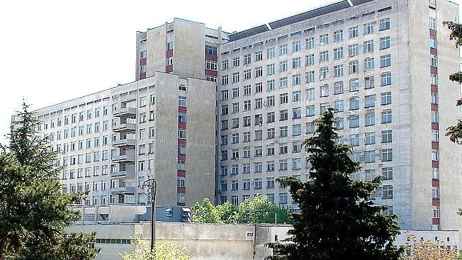 Стабилизираха намушкания полицай в Казанлък, но го оставиха в реанимация