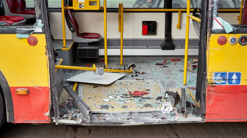 Автобус се вряза в тълпа в Кадис, трима загинаха