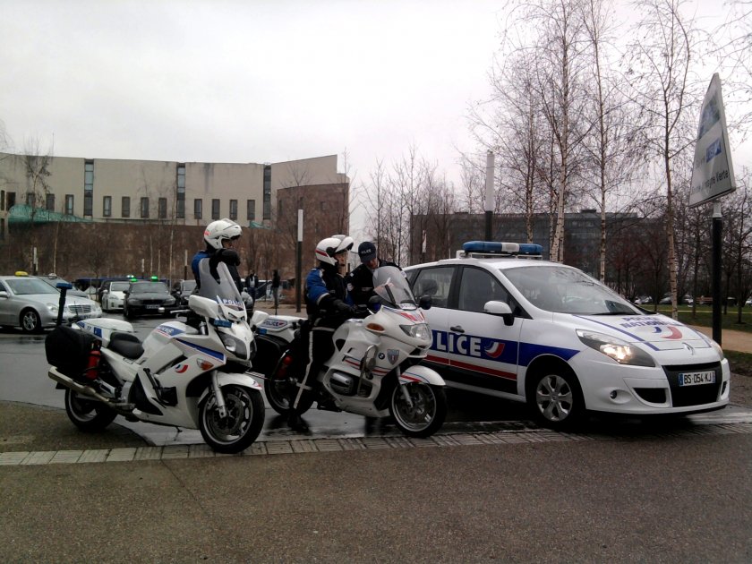 Иззеха оръжието на двама френски полицаи поради съмнения в радикализация